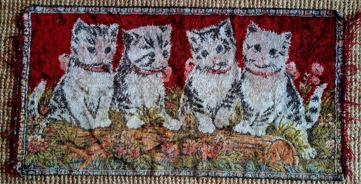 Vintage kleed van vier lieftallige katjes., Antiek en Kunst, Antiek | Kleden en Textiel, Ophalen of Verzenden