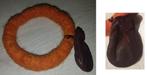 Oranje wol gevilte armband met leren zakje, Ophalen of Verzenden, Zo goed als nieuw, Oranje