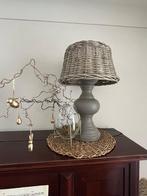 Tafellamp met rotan kap, Huis en Inrichting, Lampen | Tafellampen, Overige materialen, Landelijke stijl, Gebruikt, 50 tot 75 cm