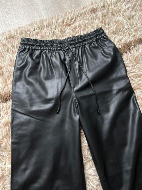 Zara leer look broek - XS/S - Zwart - Nieuw., Kleding | Dames, Broeken en Pantalons, Nieuw, Maat 34 (XS) of kleiner, Zwart, Lang