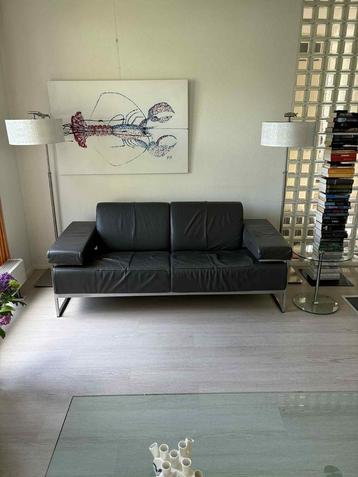 Twee design banken, zwart leer
