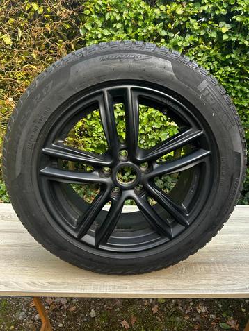 Matzwarte velgen met winterbanden. Komen van Mini Countryman beschikbaar voor biedingen
