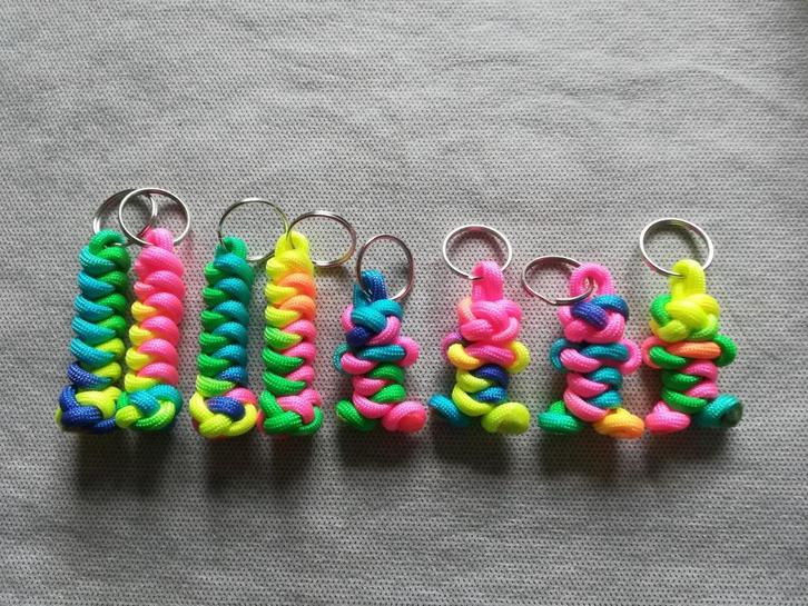 De lanyard-knoop of een poppetje in regenboogkleuren!, Verzamelen, Sleutelhangers, Nieuw, Knuffel of Figuurtje, Ophalen of Verzenden