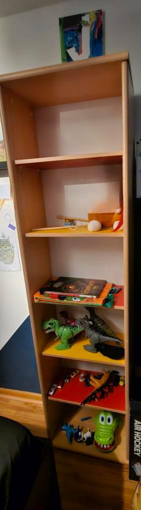 Boekenkast beschikbaar voor biedingen