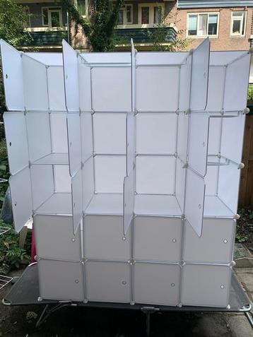 Plastic klikkast 4 x 5 kastjes hang en leg gedeelten  beschikbaar voor biedingen
