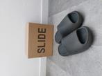Adidas yeezy slide maat 44 ½ Granit, Kleding | Heren, Schoenen, Ophalen of Verzenden, Zo goed als nieuw