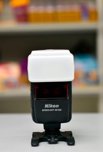 Nikon SB600 flitser met omni bounce.