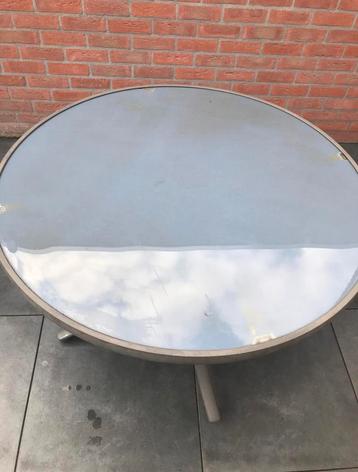 Tuintafel beschikbaar voor biedingen