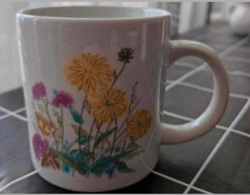 Vintage Beker met Bloem en Vlinder opdruk beschikbaar voor biedingen