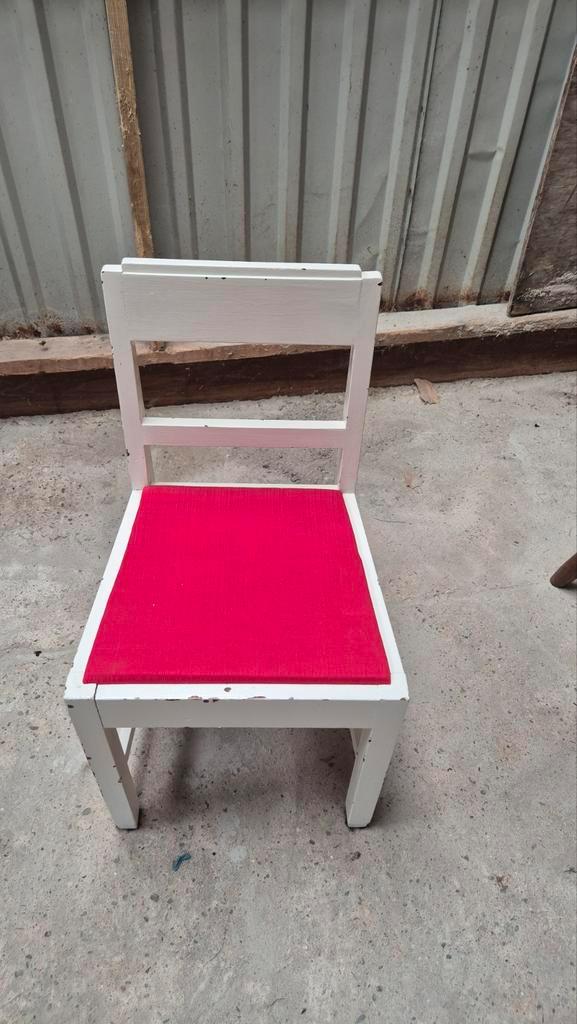 Retro Houten Stoel met Rood Kussen, Huis en Inrichting, Stoelen, Gebruikt, Eén, Hout, Stof, Wit, Ophalen