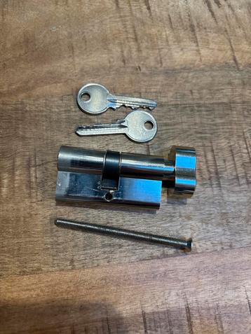 Cilinderslot met knop en 2 sleutels beschikbaar voor biedingen