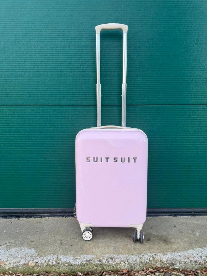 Roze SuitSuit handbagagekoffer met gebruikssporen, Sieraden, Tassen en Uiterlijk, Koffers, Gebruikt, Hard kunststof, Minder dan 50 cm