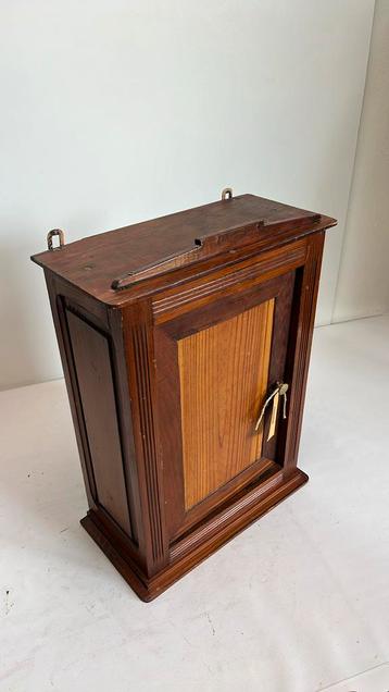 Scheerkastje beschikbaar voor biedingen