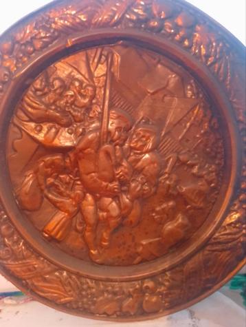 Koperen Decoratie Schaal met Reliëf beschikbaar voor biedingen