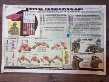 Vintage Sovjet-era AI-2 Individueel EHBO-kit Instructieposte beschikbaar voor biedingen