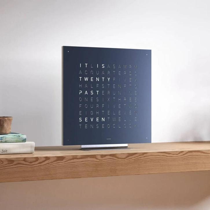 Nieuw Qlocktwo Midnight Woordklok design Klok 45x45 Blauw, Huis en Inrichting, Woonaccessoires | Klokken, Nieuw, Ophalen of Verzenden