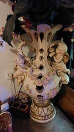 Decoratieve Vaas met Engeltjes, 50 tot 75 cm, Wit, Aardewerk of Porselein, Ophalen of Verzenden