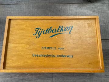 Oude schoolstempels in houtenkist. beschikbaar voor biedingen