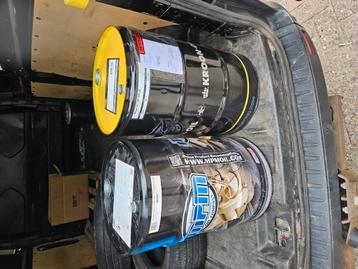 Olievaten 2x 60 liter beschikbaar voor biedingen