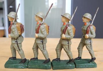 4 oude miniatuur soldaatjes, identiek. Ca. jaren '40 beschikbaar voor biedingen