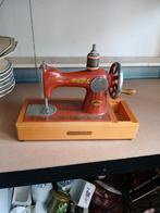 Oude kindernaaimachine made in USSR, Antiek en Kunst, Antiek | Naaimachines, Ophalen of Verzenden