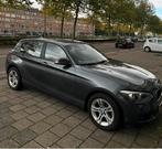 BMW 1-Serie 116I 100KW 5DR Aut8 2013 Grijs, 65 €/maand, 4 cilinders, Overige bekleding, 1200 kg