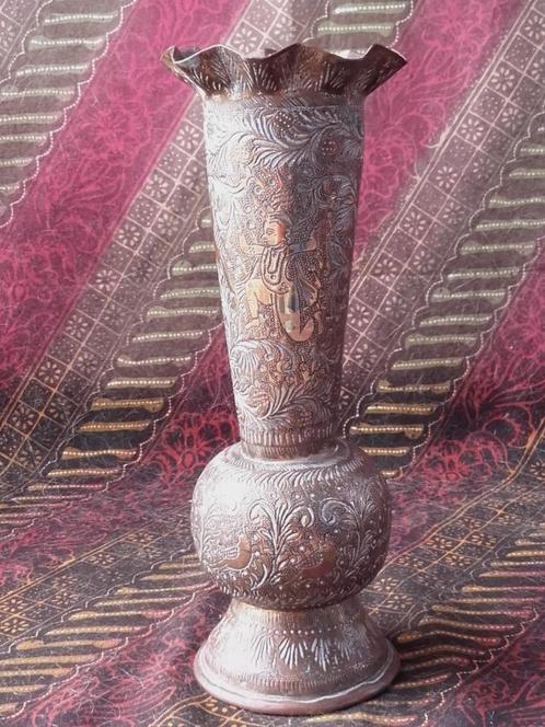 Mooi antiek bewerkt koper vaasje uit India 21,8 cm., Antiek en Kunst, Antiek | Vazen, Ophalen of Verzenden