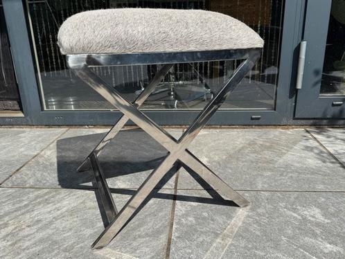 Krukje met koeienhuid en chrome onderstel, Huis en Inrichting, Krukjes, Nieuw, Overige materialen, Ophalen
