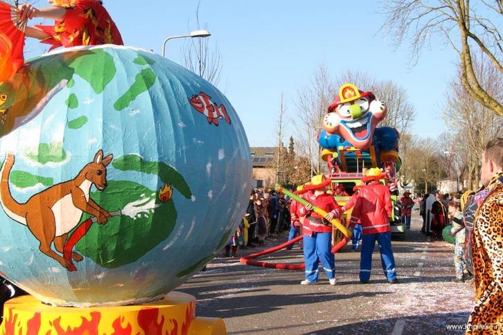 kleurrijke wereldbol voor carnavalswagen loopgroep carnaval, Hobby en Vrije tijd, Feestartikelen, Zo goed als nieuw, Carnaval