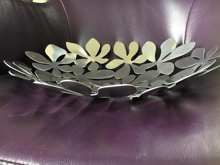 RVS schaal fruitschaal disign schaal mand diam 43 bloemen, Huis en Inrichting, Keuken | Keukenbenodigdheden, Zo goed als nieuw