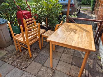 Eetkamertafel en stoelen beschikbaar voor biedingen