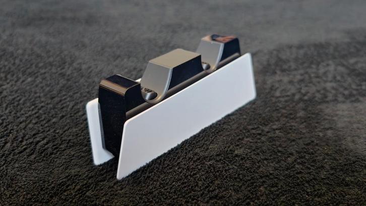 PS5 DualSense oplaadstation, Spelcomputers en Games, Spelcomputers | Sony PlayStation Consoles | Accessoires, Zo goed als nieuw