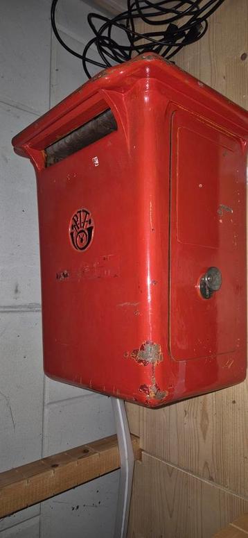 Originele brievenbus van de PTT met sleutel. beschikbaar voor biedingen