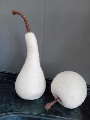 Genaaldvilte pompoen, appel en peer, paddenstoelen. wol. beschikbaar voor biedingen