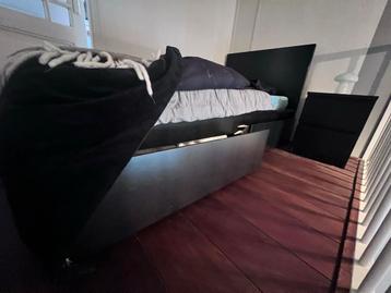 Malm ikea zwart 1-pers bed.  Bijpassend nachtkastje - afbeelding 1