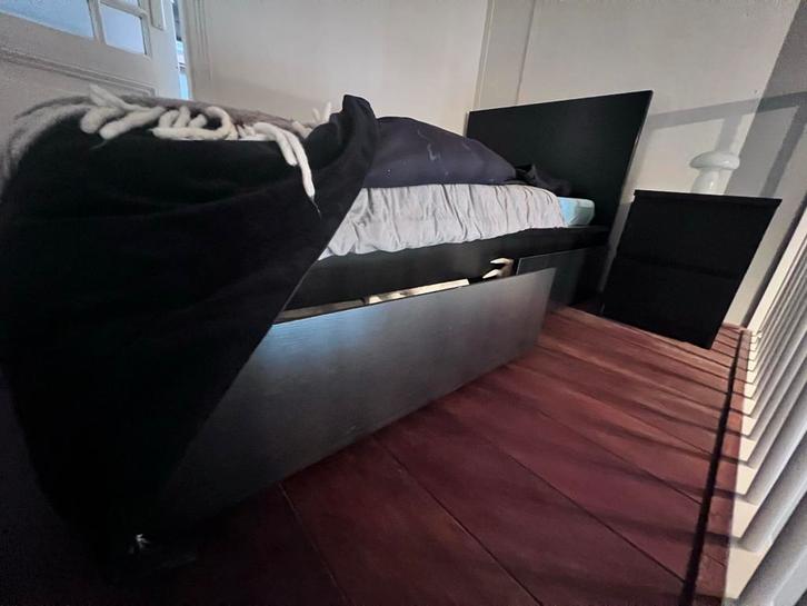 Malm ikea zwart 1-pers bed.  Bijpassend nachtkastje, Huis en Inrichting, Slaapkamer | Bedden, Zo goed als nieuw, Eenpersoons, 90 cm
