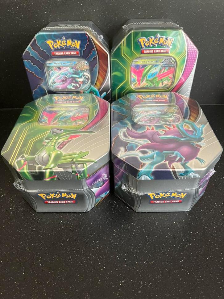 Pokemon paradox clash tin promo blik geseald nieuw booster, Hobby en Vrije tijd, Verzamelkaartspellen | Pokémon, Ophalen of Verzenden