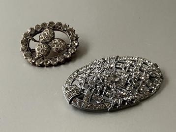 Twee oude fashion strass broches, in mooie staat beschikbaar voor biedingen