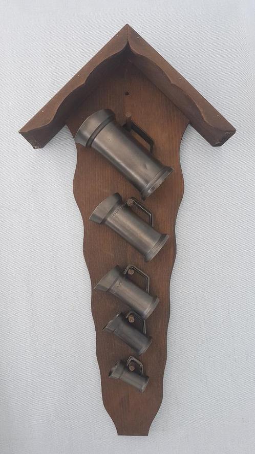 5 Tinnen kannen / maatbekers met ophangplank / wandrekje, Antiek en Kunst, Curiosa en Brocante, Ophalen of Verzenden