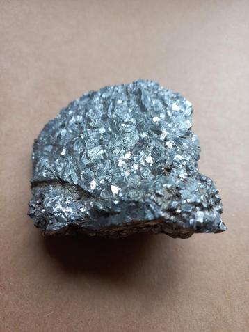 Glanzend Mineraalstuk beschikbaar voor biedingen