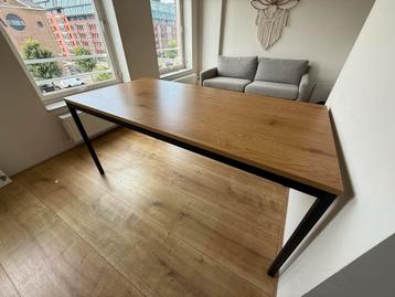 Houten Eettafel met Zwarte Poten beschikbaar voor biedingen