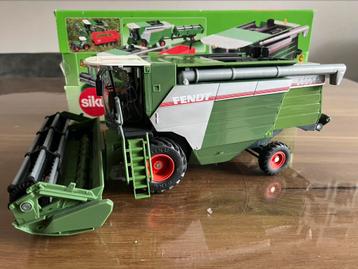 Fendt 8350 AL combine met maaibord Siku 4250 beschikbaar voor biedingen