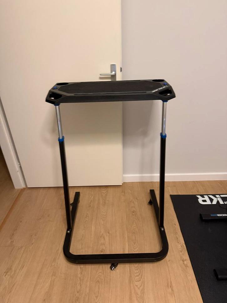 Indoor Trainings Desk - Bureau voor je trainingen, Sport en Fitness, Fitnessmaterialen, Zo goed als nieuw, Overige typen, Ophalen