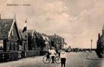 Julianadorp  Oostzijde straat fietser volk vlaggen, Verzamelen, Ansichtkaarten | Nederland, Verzenden, Voor 1920, Gelopen, Noord-Holland