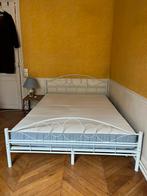 Bed en matras (in Parijs), Huis en Inrichting, Slaapkamer | Bedden, 140 cm, Metaal, Wit, Zo goed als nieuw