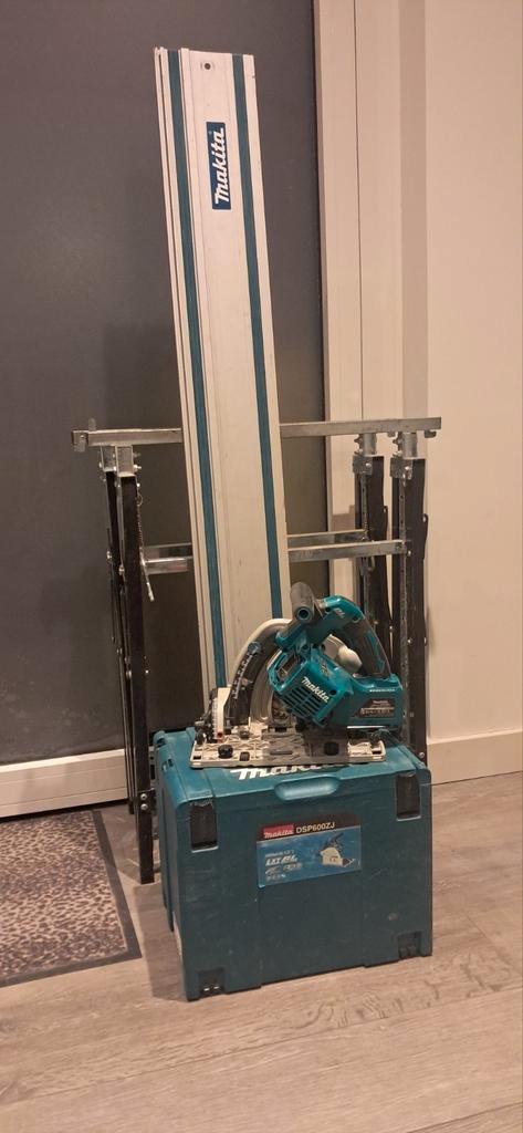 Makita Invalzaag met Geleider, Koffer en Accu's, Doe-het-zelf en Verbouw, Gereedschap | Zaagmachines, Zo goed als nieuw, Invalzaag