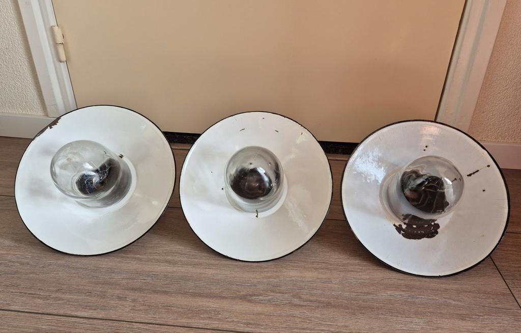 3 Vintage stallampen met schutglas en emaille kap, Gebruikt, Vintage, Ophalen of Verzenden, Glas