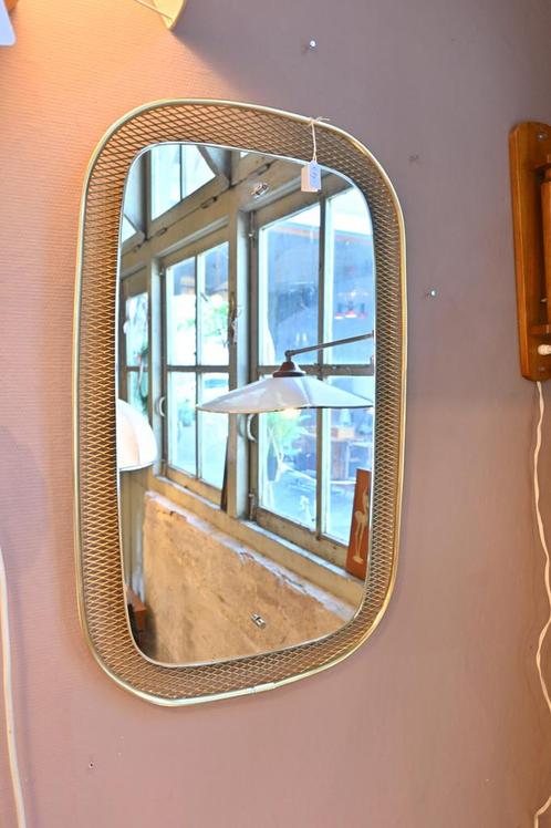 Gave vintage spiegel met goudkleurige metalen rand, Huis en Inrichting, Woonaccessoires | Spiegels, Gebruikt, Minder dan 100 cm