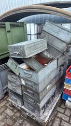 Industriële metalen stapelbakken, Ophalen