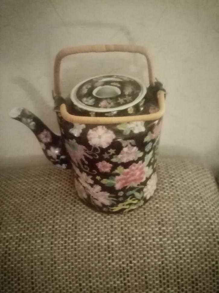 Theepot met bloemmotief, Huis en Inrichting, Keuken | Servies, Gebruikt, Overige typen, Overige stijlen, Keramiek, Ophalen of Verzenden
